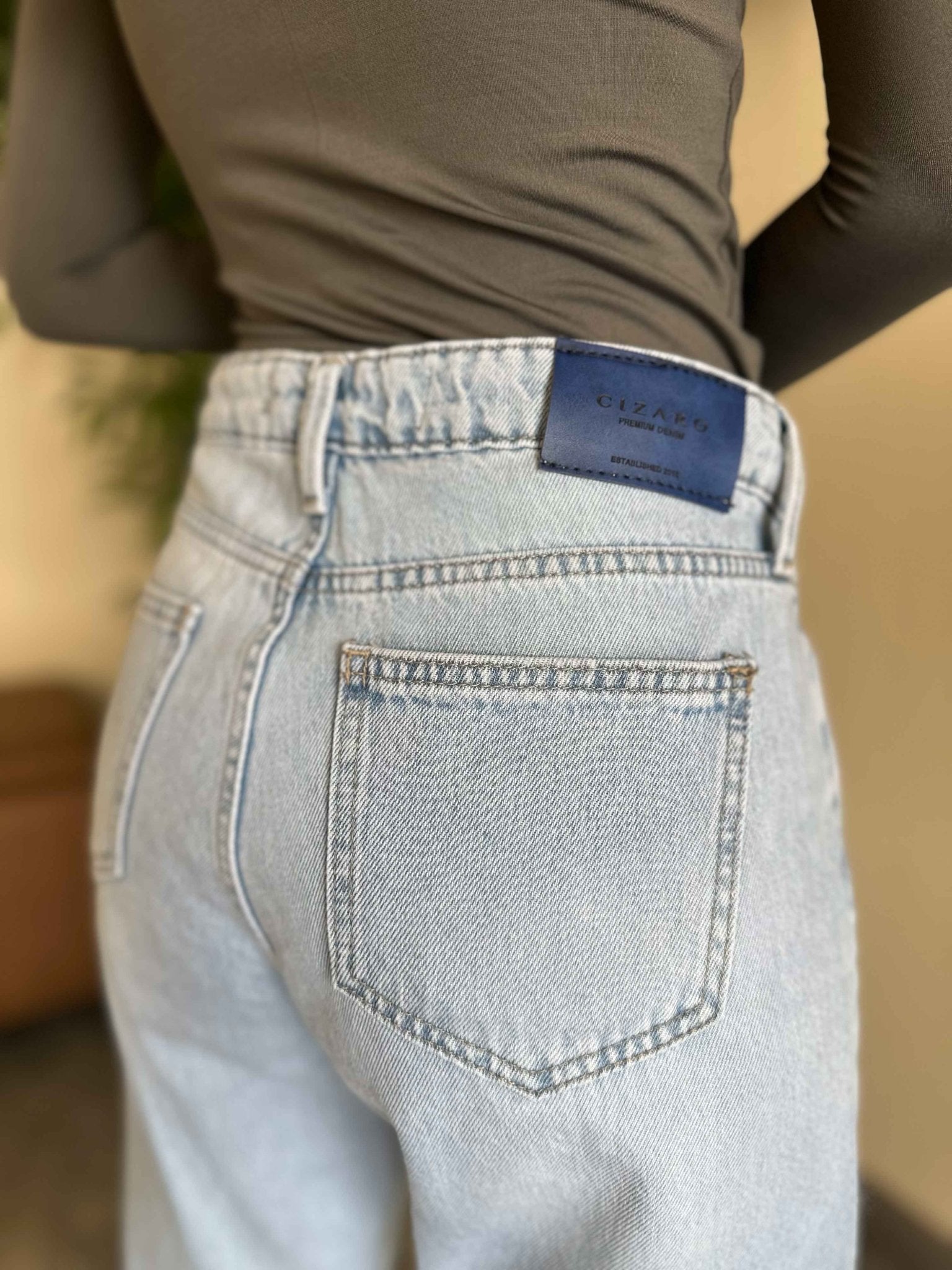 Mom-Fit - Light Iced Wash Jeans. Mom-Fit CIZARO - Cizaro Jeans
