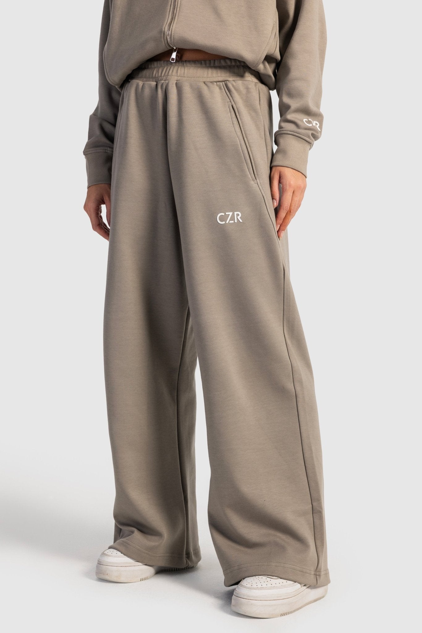 Relaxed Fit Wide-Leg Sweatpants – Olive Sweatpants CIZARO - Cizaro Jeans