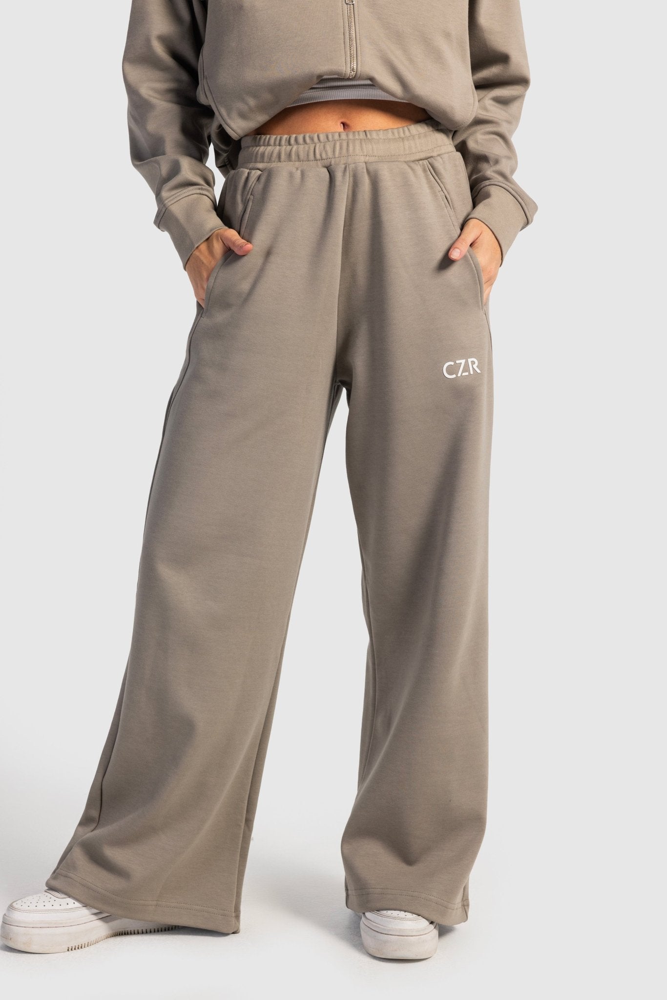 Relaxed Fit Wide-Leg Sweatpants – Olive Sweatpants CIZARO - Cizaro Jeans